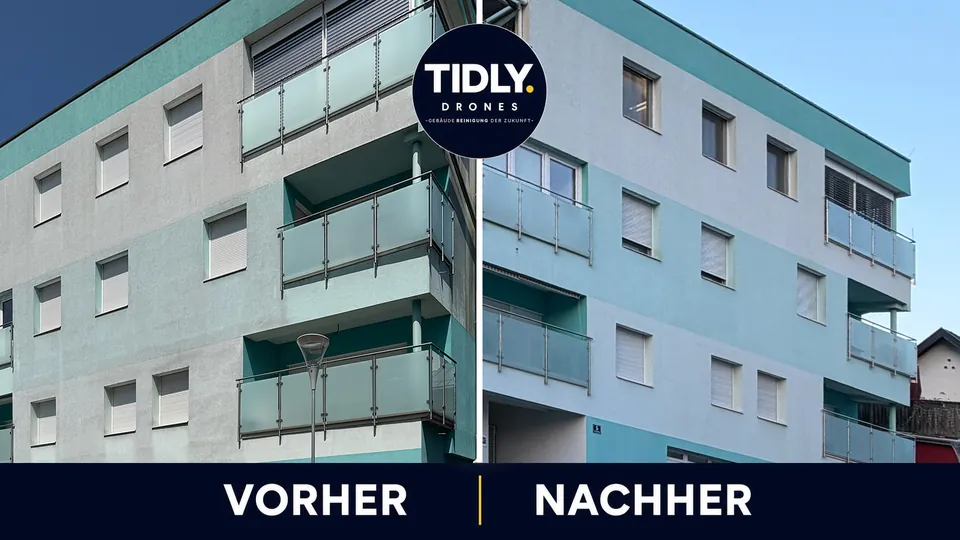 Mehrgeschossiges Gebäude mit türkisfarbener Fassade vor und nach der Reinigung