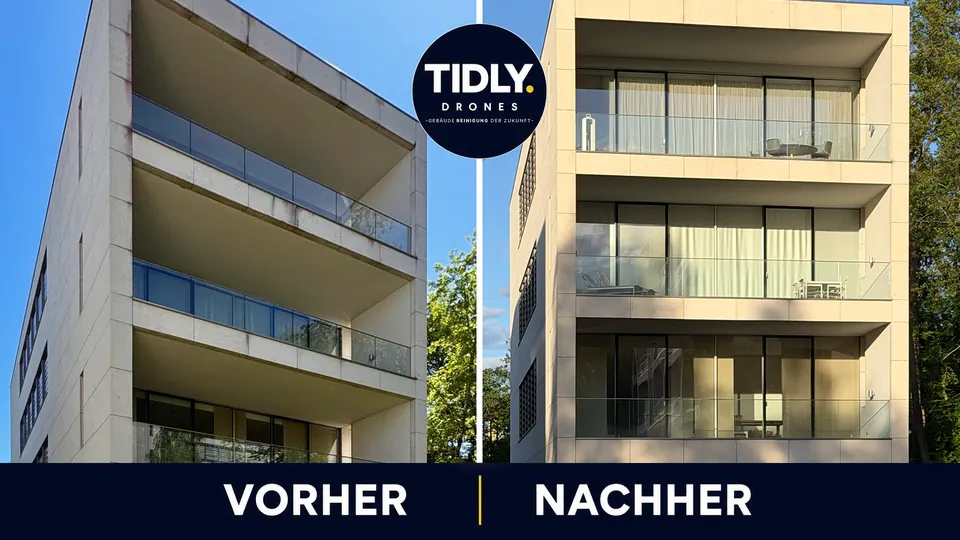 Vorher-Nachher-Vergleich an einem Gebäude mit Glasbalkonen: links verschmutzt, rechts gereinigt